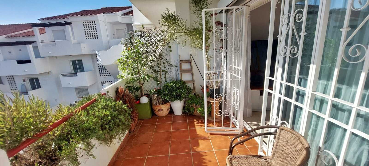 2 Bedroom Apartment in Estepona - Photo 4