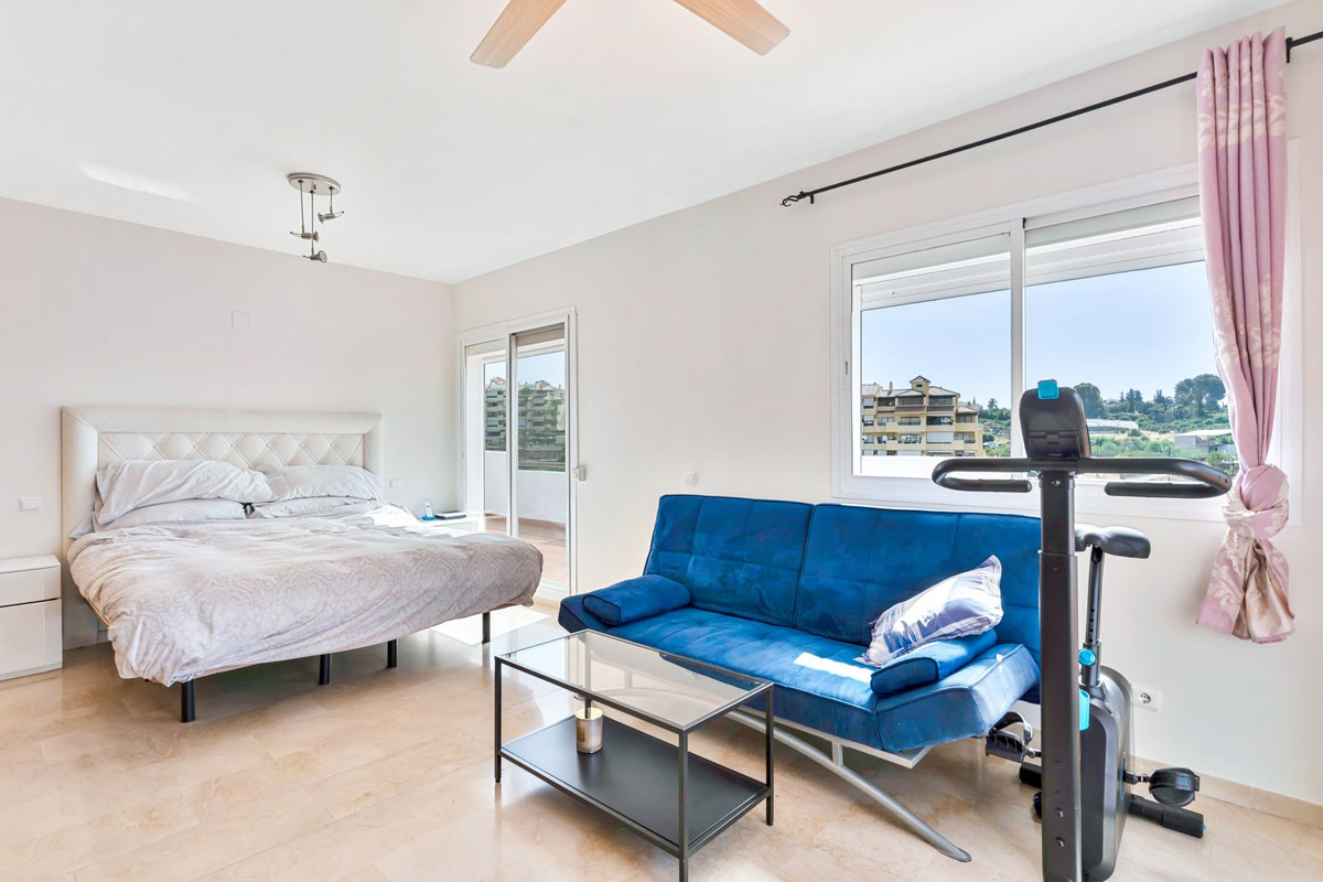 3 Bedroom Penthouse in Estepona - Photo 13