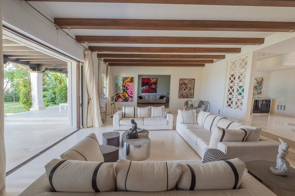 10 Bedroom Villa in Estepona - Photo 12