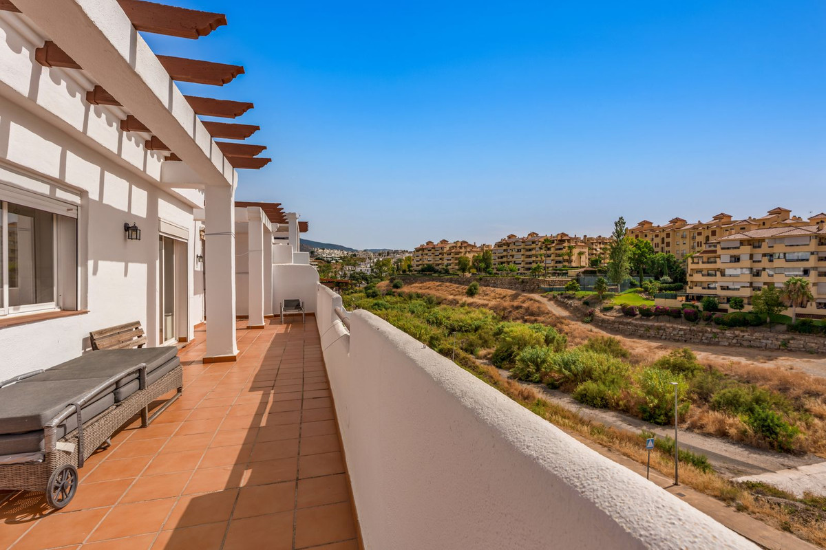 3 Bedroom Penthouse in Estepona - Photo 18
