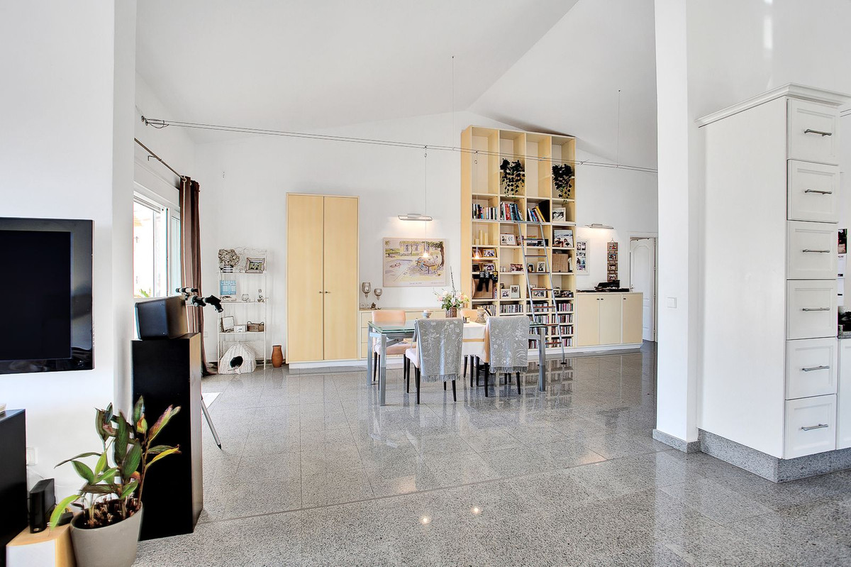 6 Bedroom Villa in Marbella - Photo 32