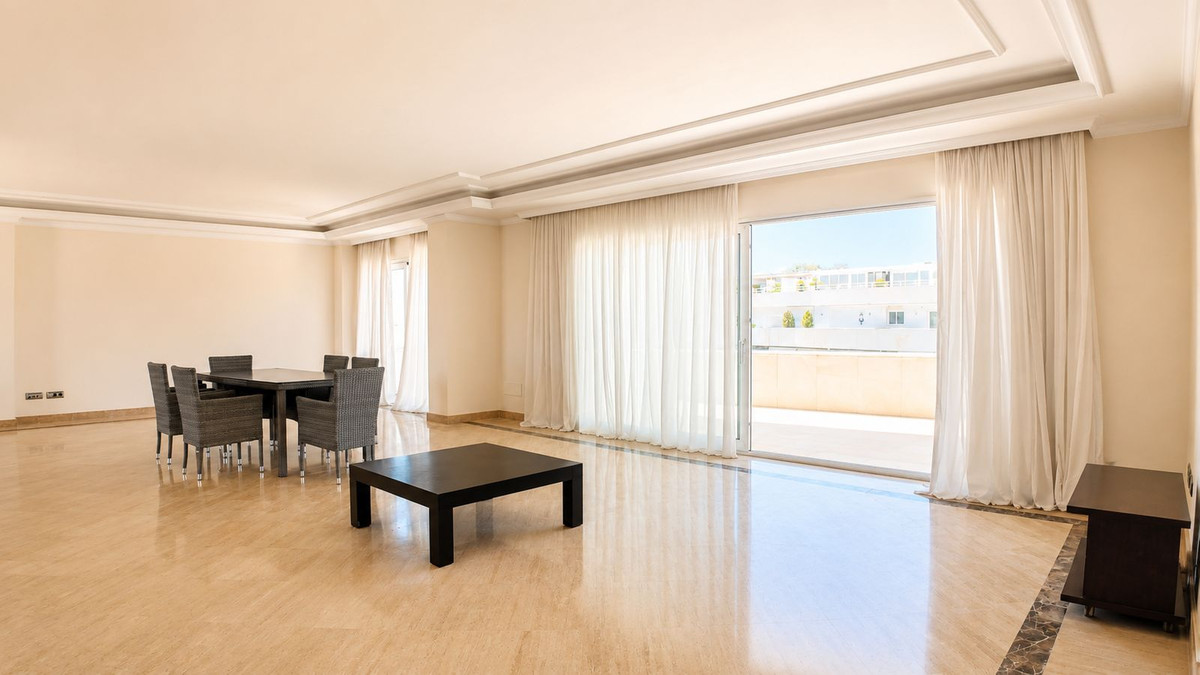 Piso de 4 dormitorios con piscina en Málaga – Foto 15