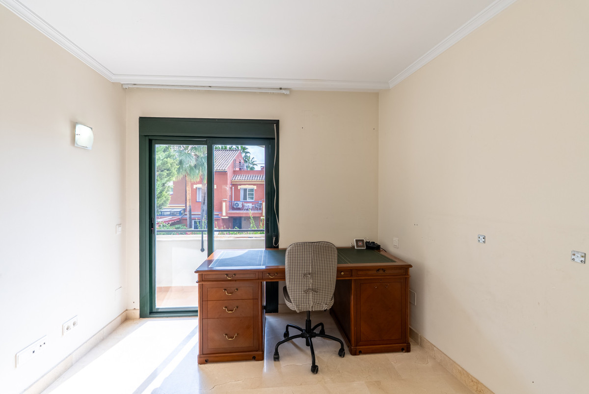 4 Bedroom Townhouse in Estepona - Photo 25
