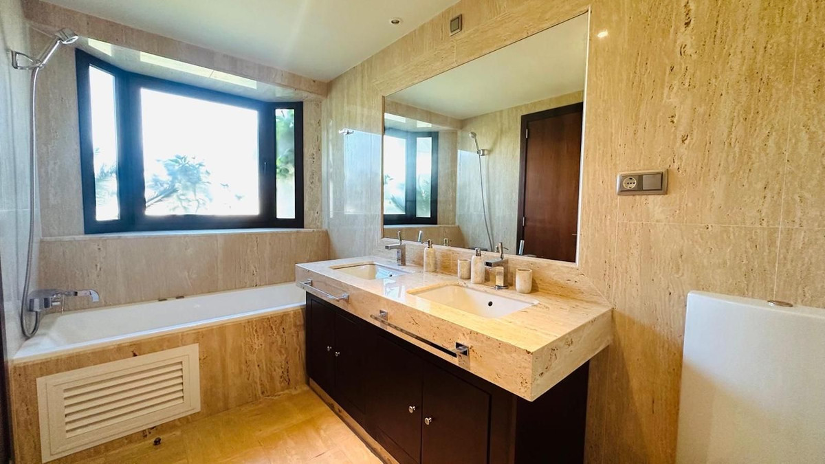 3 Bedroom Apartment in Marbella - Photo 14