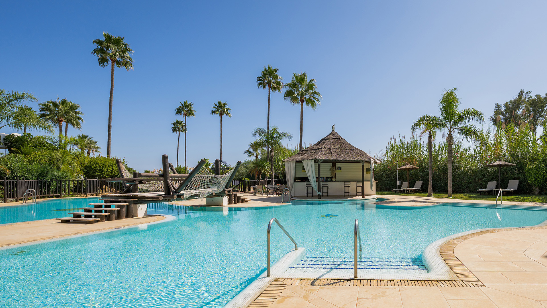 3 Bedroom Penthouse in Estepona - Photo 2
