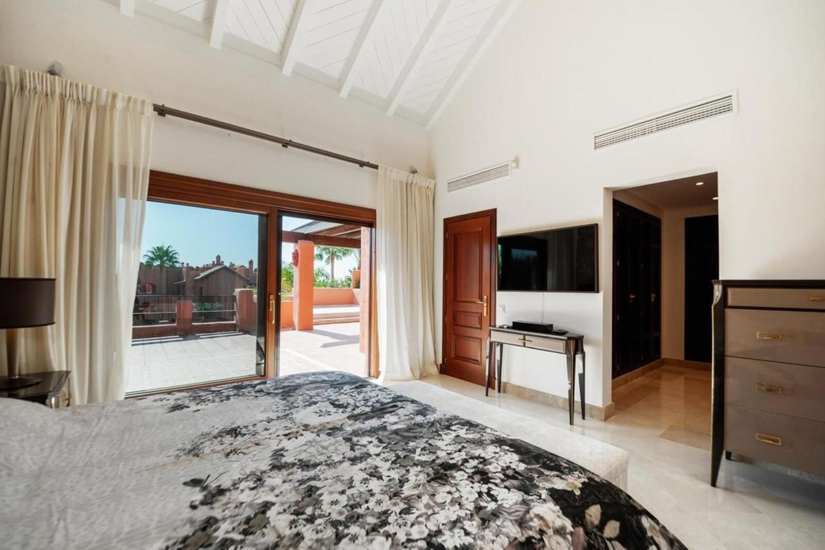 3 Bedroom Penthouse in Estepona - Photo 13