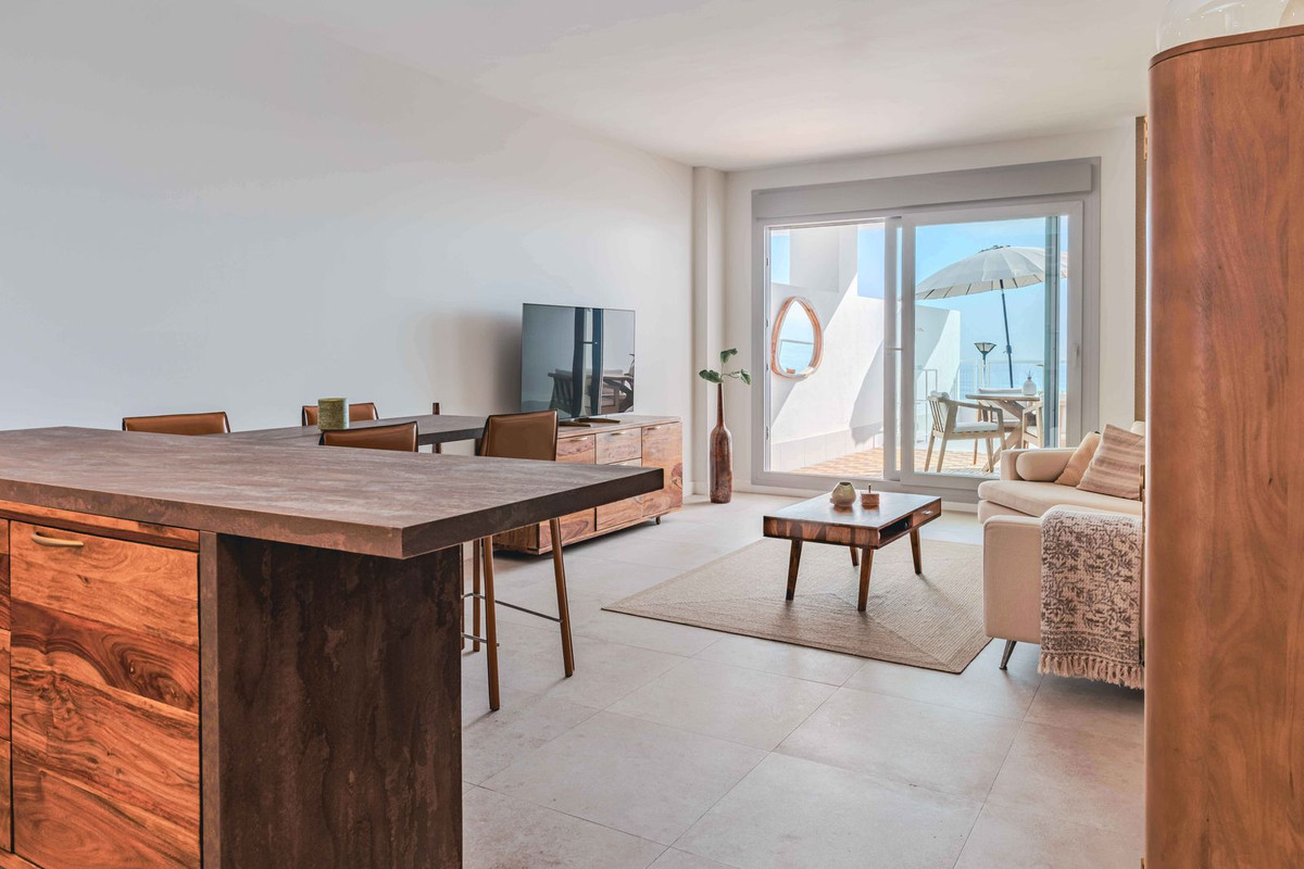 2 Bedroom Apartment in Benalmádena - Photo 3