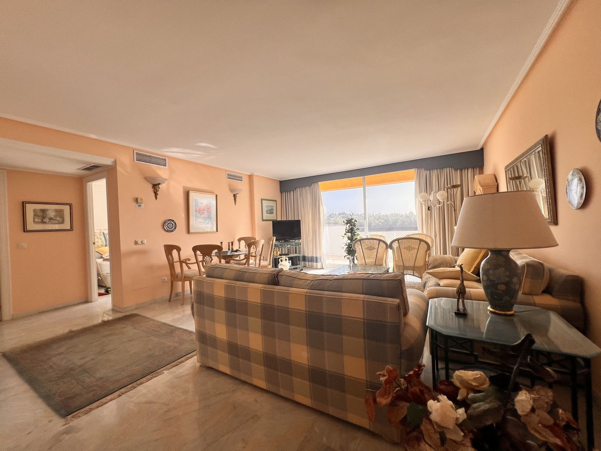 2 Bedroom Penthouse in Estepona - Photo 4