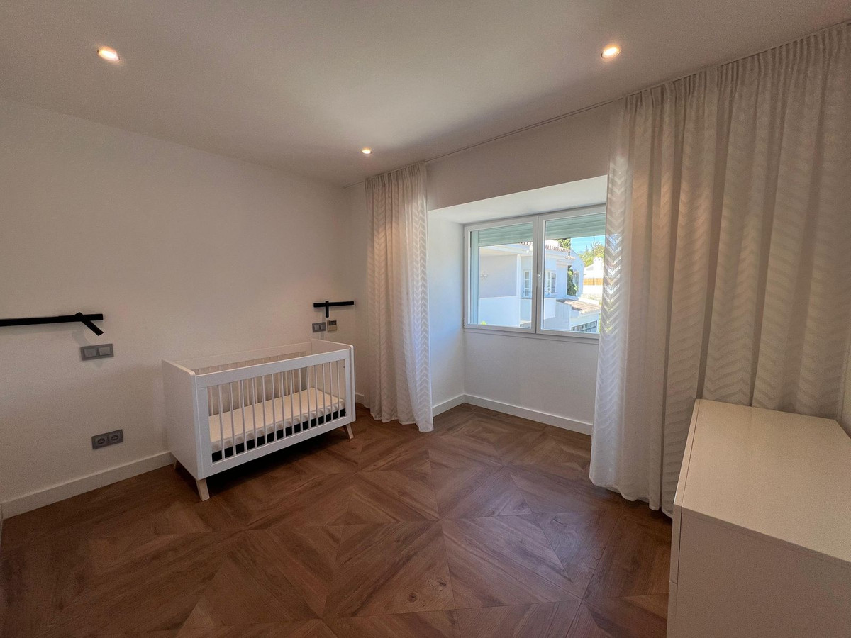 5 Bedroom Townhouse in Marbella - Photo 4