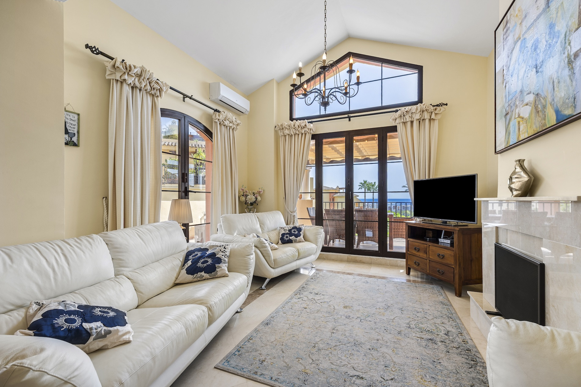3 Bedroom Penthouse in Benahavís - Photo 4