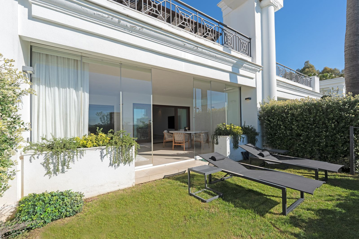 2 Bedroom Apartment in Estepona - Photo 14