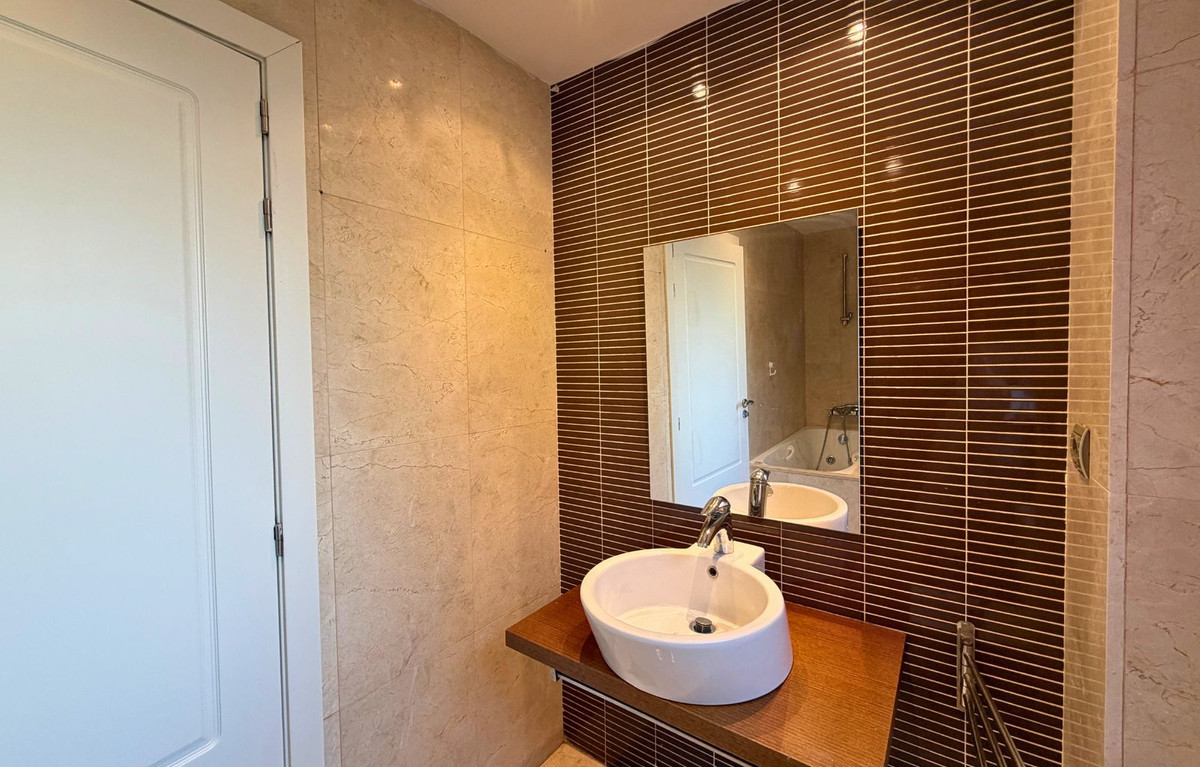 2 Bedroom Penthouse in Casares - Photo 28