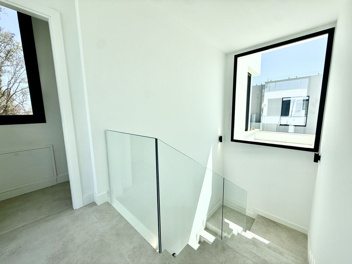 6 Bedroom Villa in Estepona - Photo 23