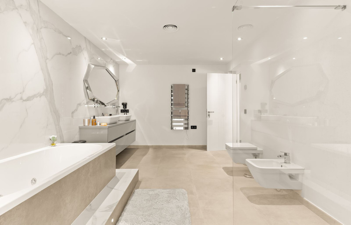 6 Bedroom Villa in Estepona - Photo 29