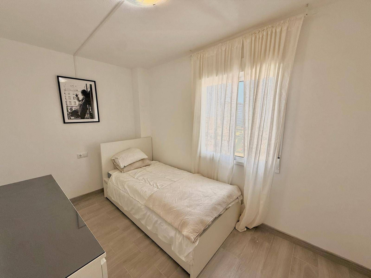 3 Bedroom Apartment in Fuengirola - Photo 4