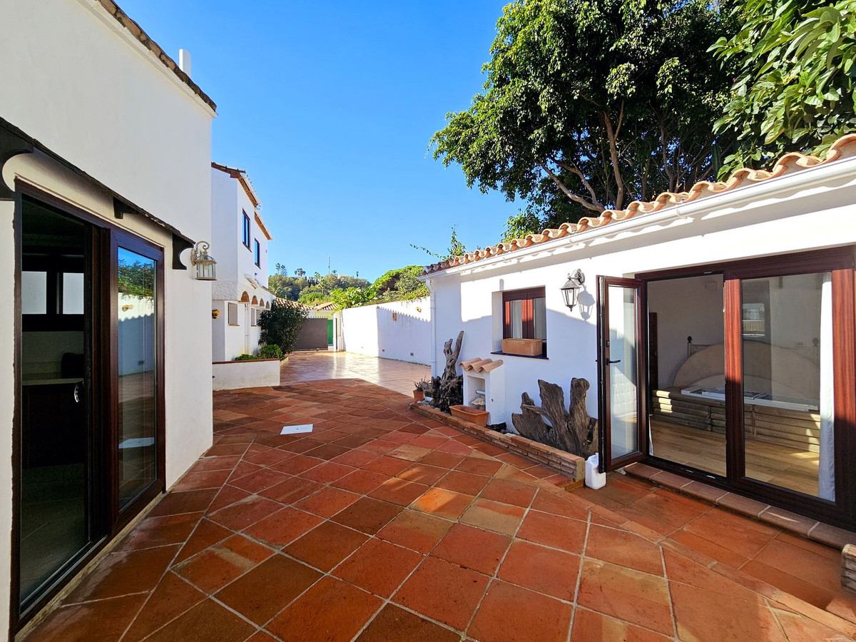 6 Bedroom Villa in Estepona - Photo 27