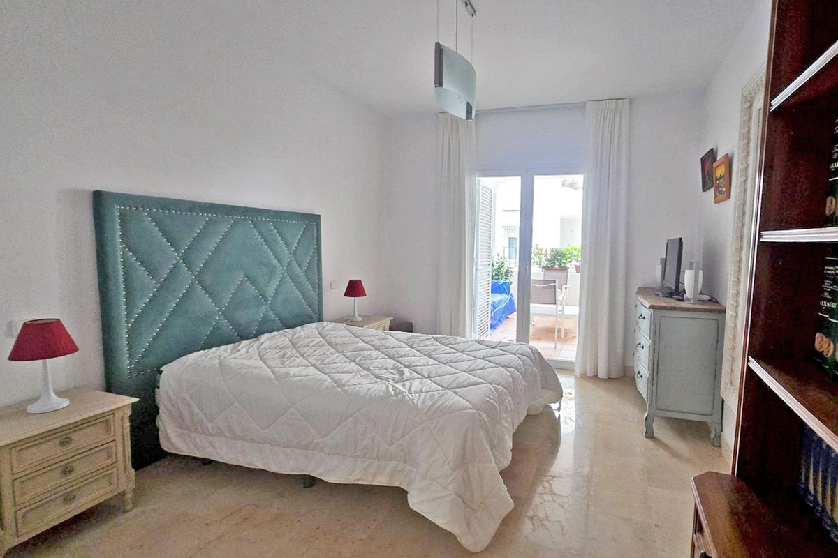 2 Bedroom Apartment in Estepona - Photo 12
