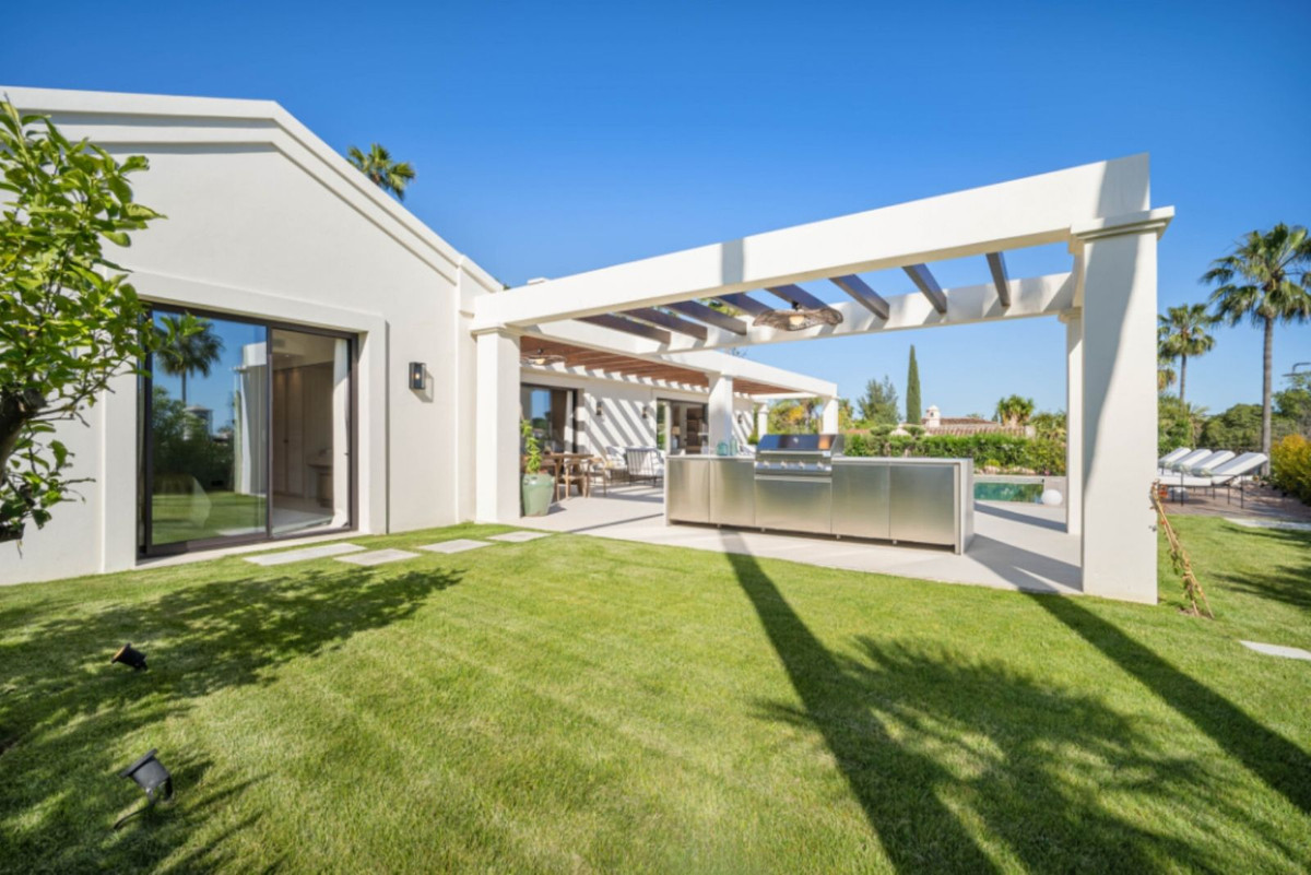 4 Bedroom Villa in Marbella - Photo 14