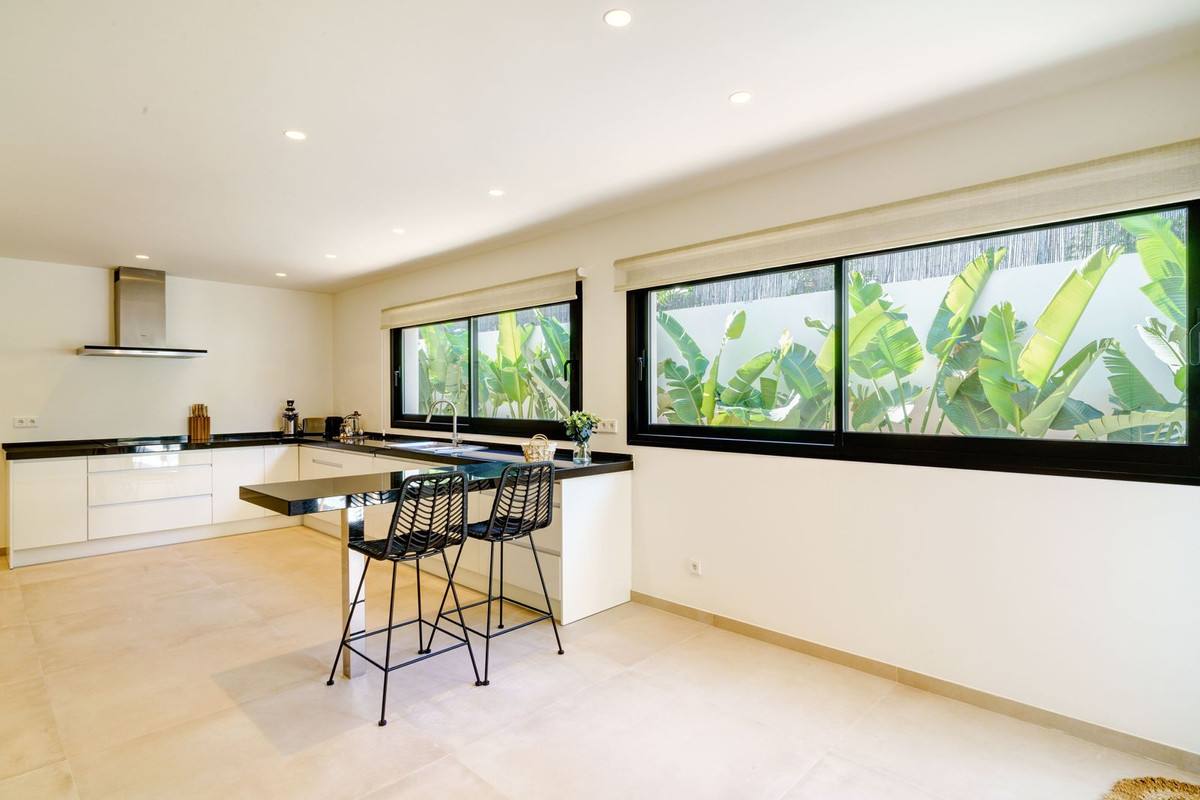 6 Bedroom Villa in Marbella - Photo 27