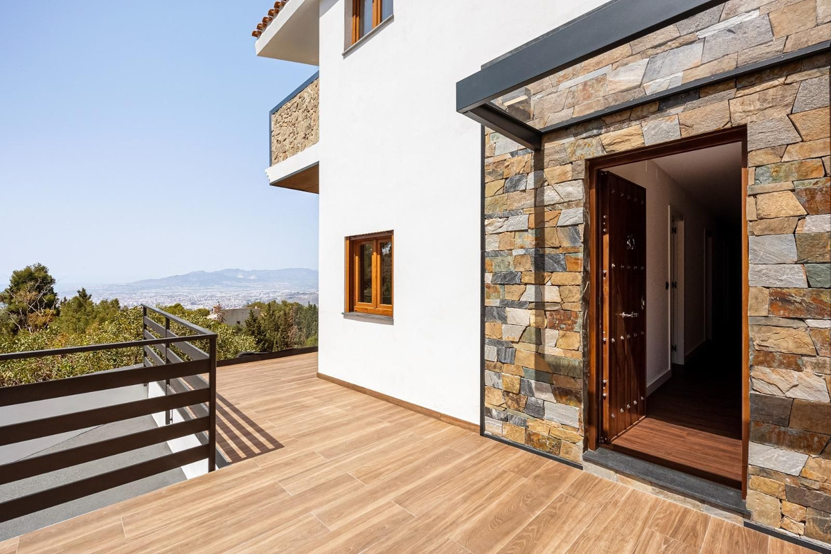 4 Bedroom Villa in Málaga - Photo 7