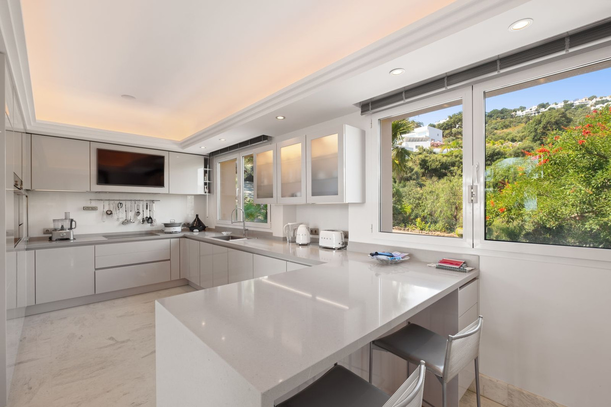 5 Bedroom Villa in Marbella - Photo 7