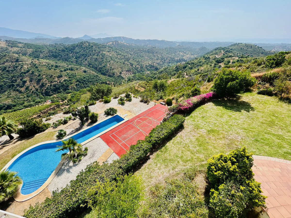 7 Bedroom Villa in Estepona - Photo 3