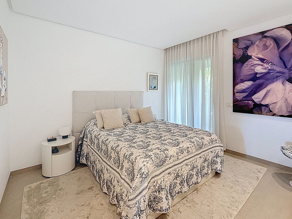 2 Bedroom Apartment in Estepona - Photo 6