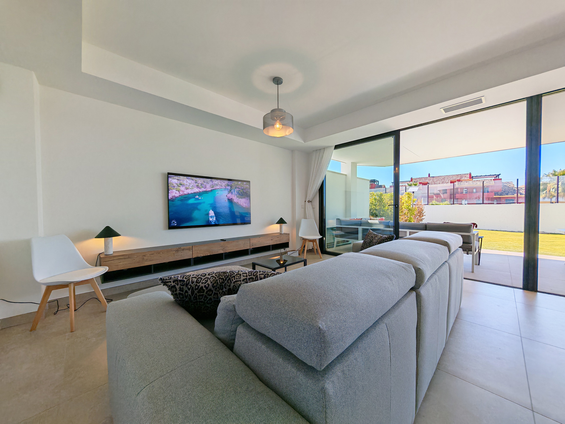 2 Bedroom Apartment in Estepona - Photo 3
