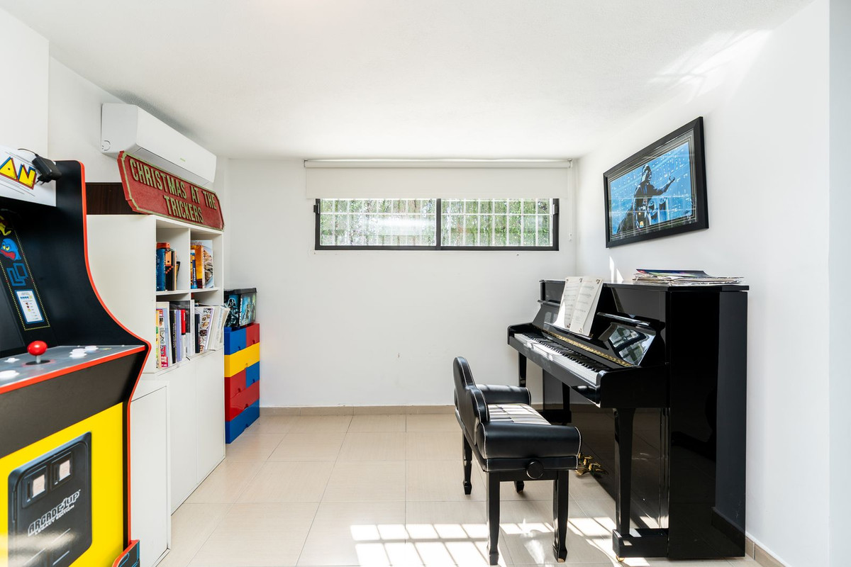 5 Bedroom Villa in Estepona - Photo 25