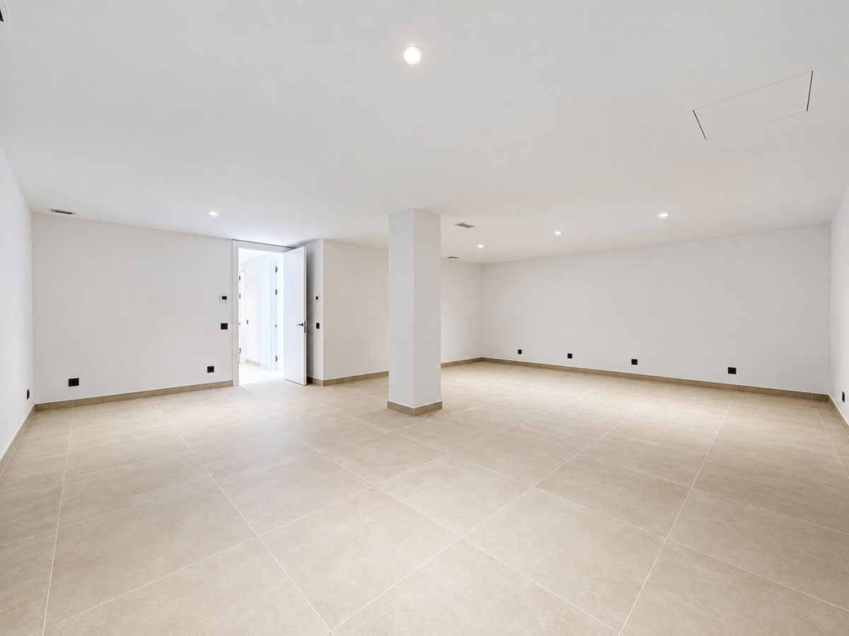 5 Bedroom Villa in Marbella - Photo 43