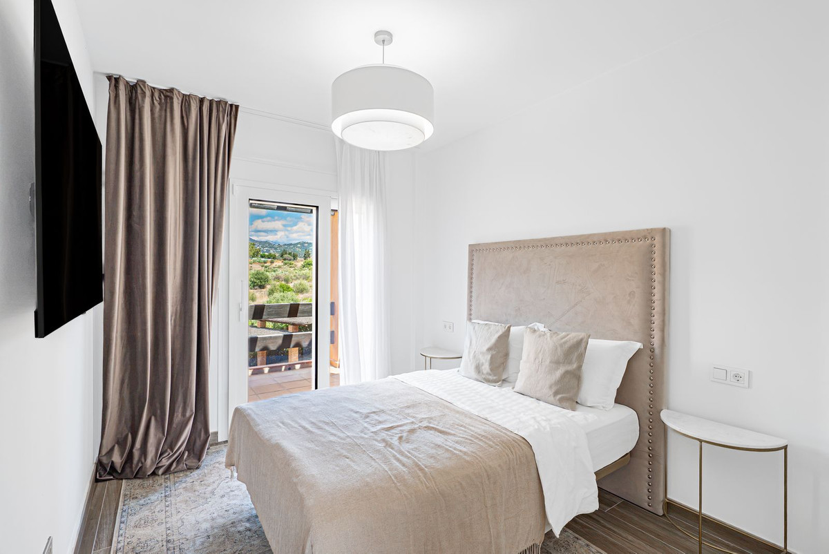 4 Bedroom Townhouse in Benahavís - Photo 8