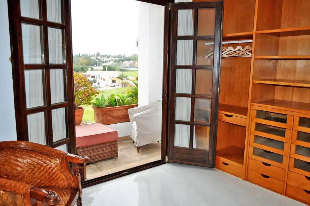 6 Bedroom Villa in San Pedro de Alcántara - Photo 17