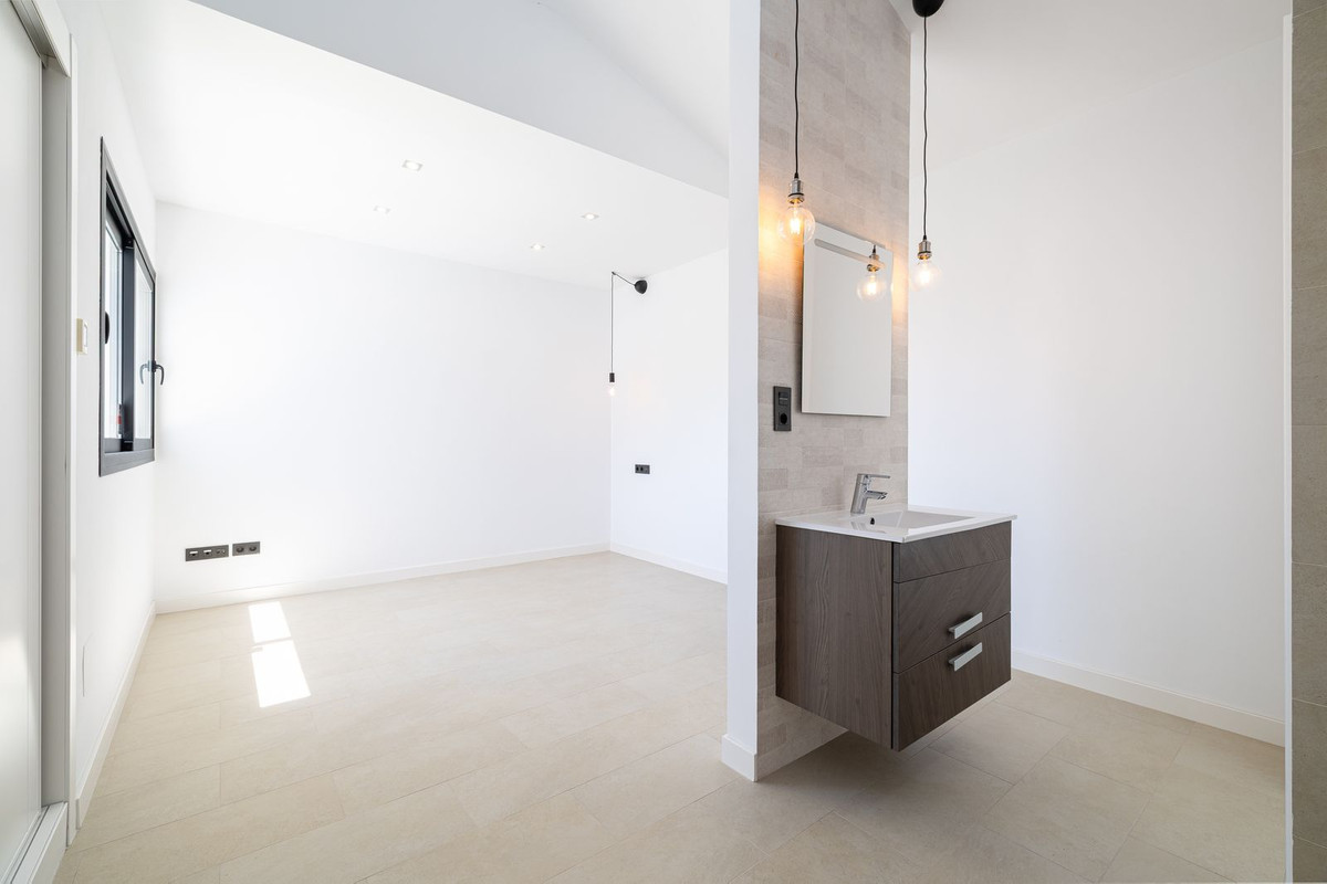 4 Bedroom Villa in San Pedro de Alcántara - Photo 36