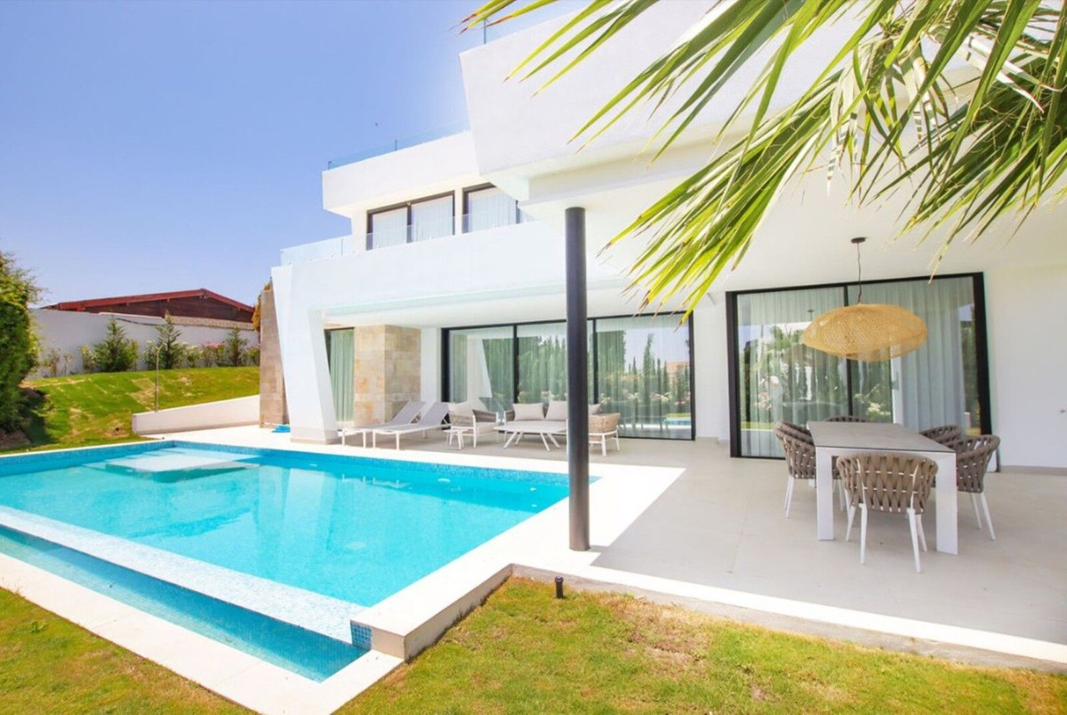 4 Bedroom Villa in Estepona - Photo 8