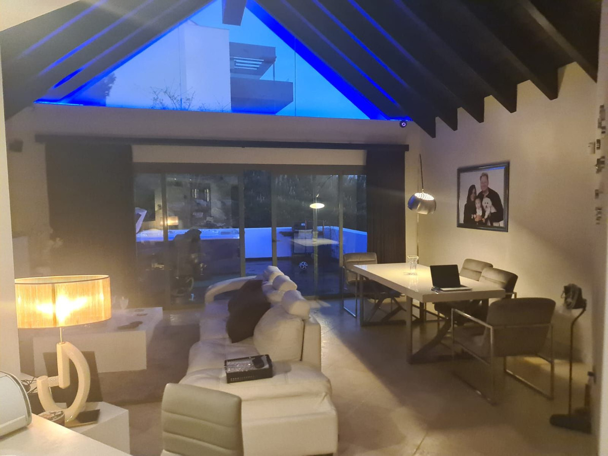 3 Bedroom Penthouse in Benahavís - Photo 2