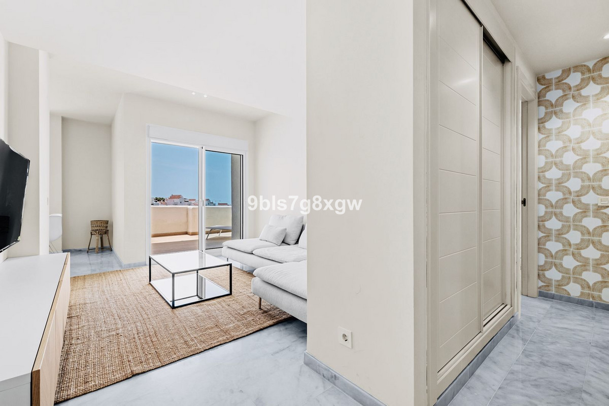 2 Bedroom Apartment in Estepona - Photo 2