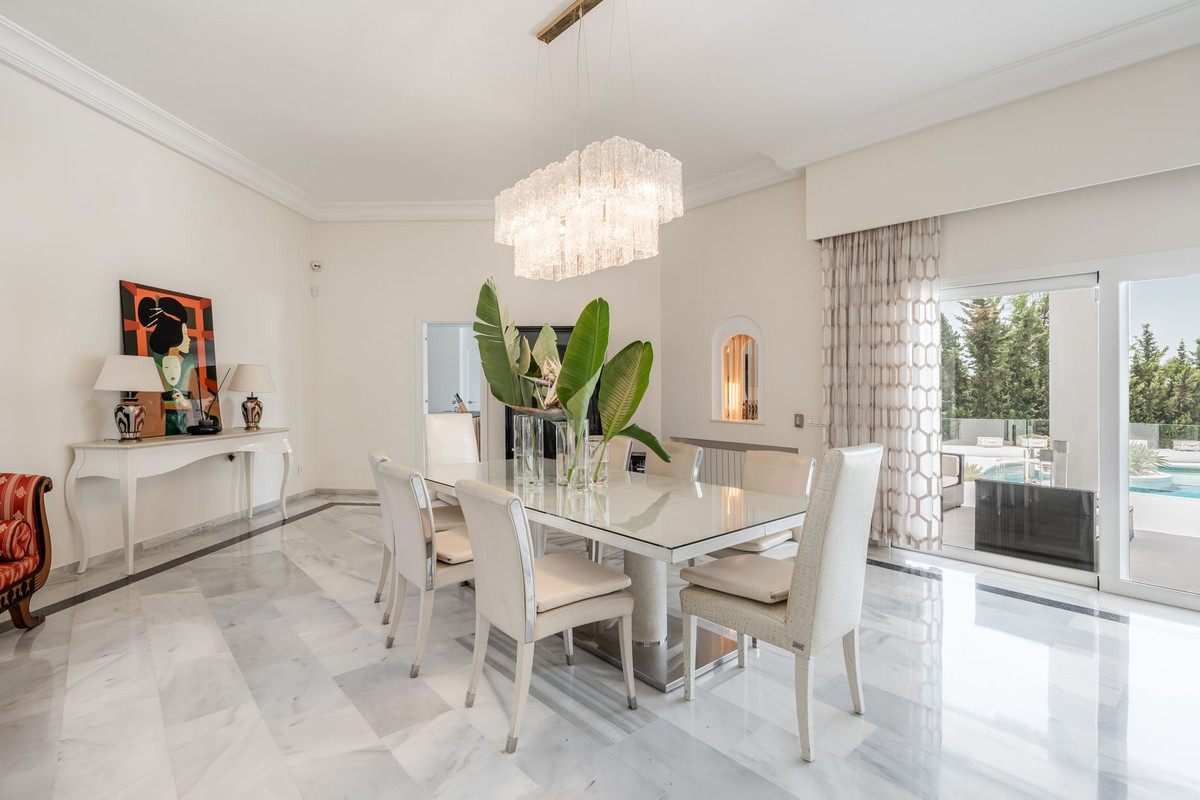 6 Bedroom Villa in Estepona - Photo 6