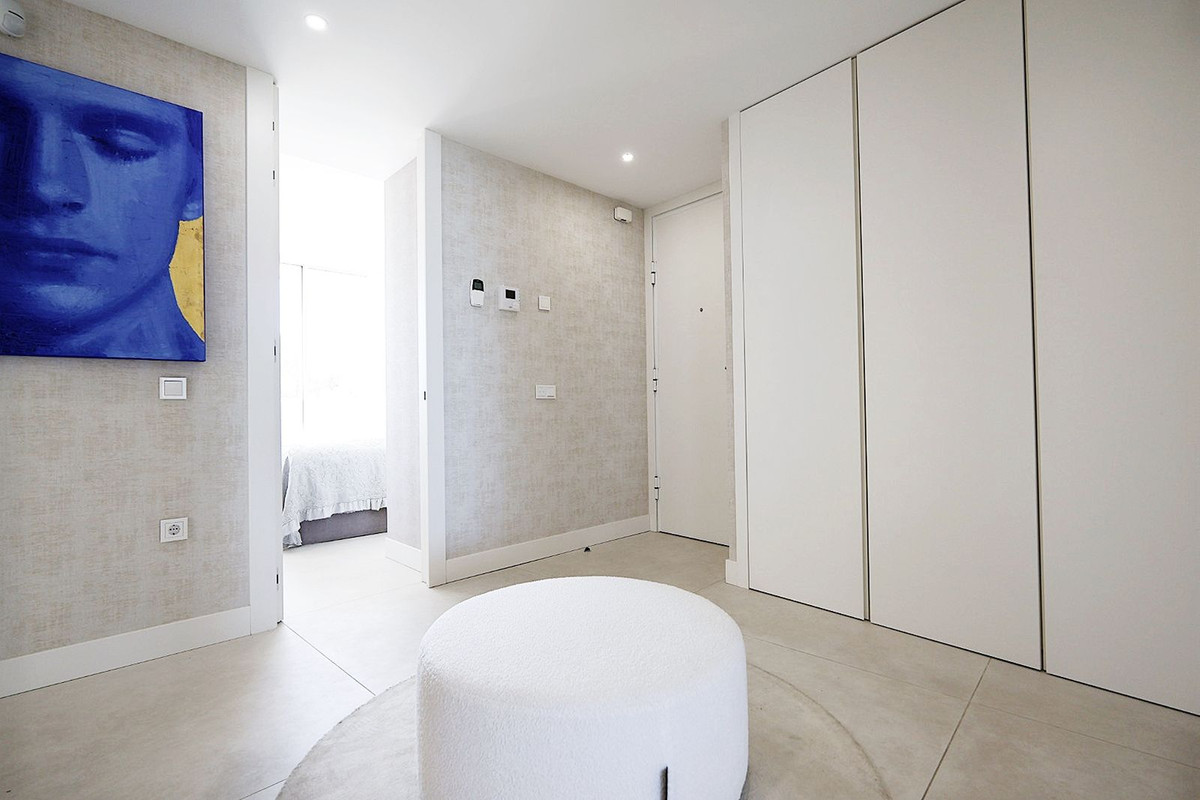 4 Bedroom Apartment in Estepona - Photo 16