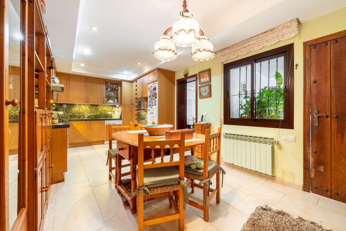 6 Bedroom Villa in Marbella - Photo 5