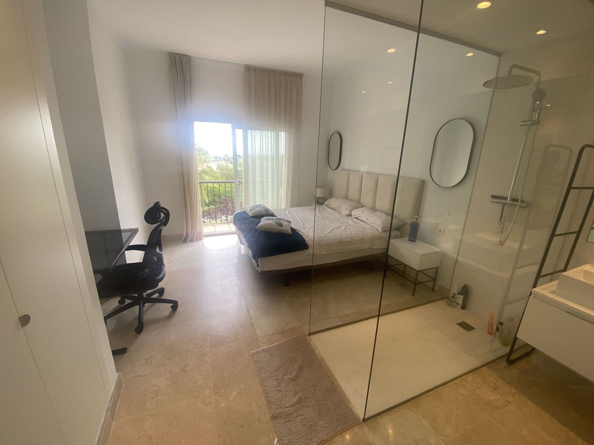 3 Bedroom Apartment in Estepona - Photo 9