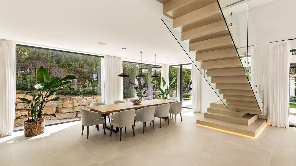 5 Bedroom Villa in Estepona - Photo 19