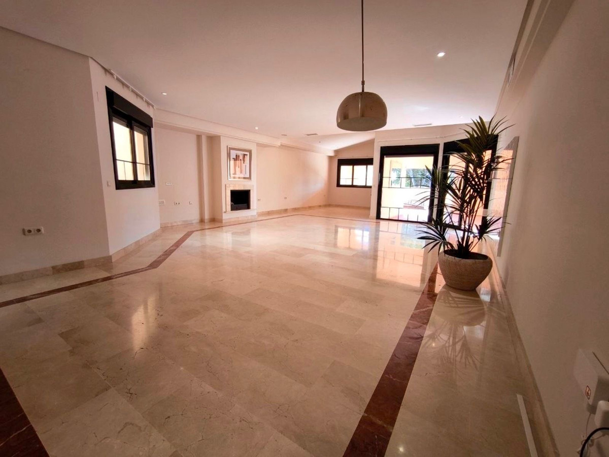 Piso de 3 dormitorios con piscina en Málaga – Foto 3