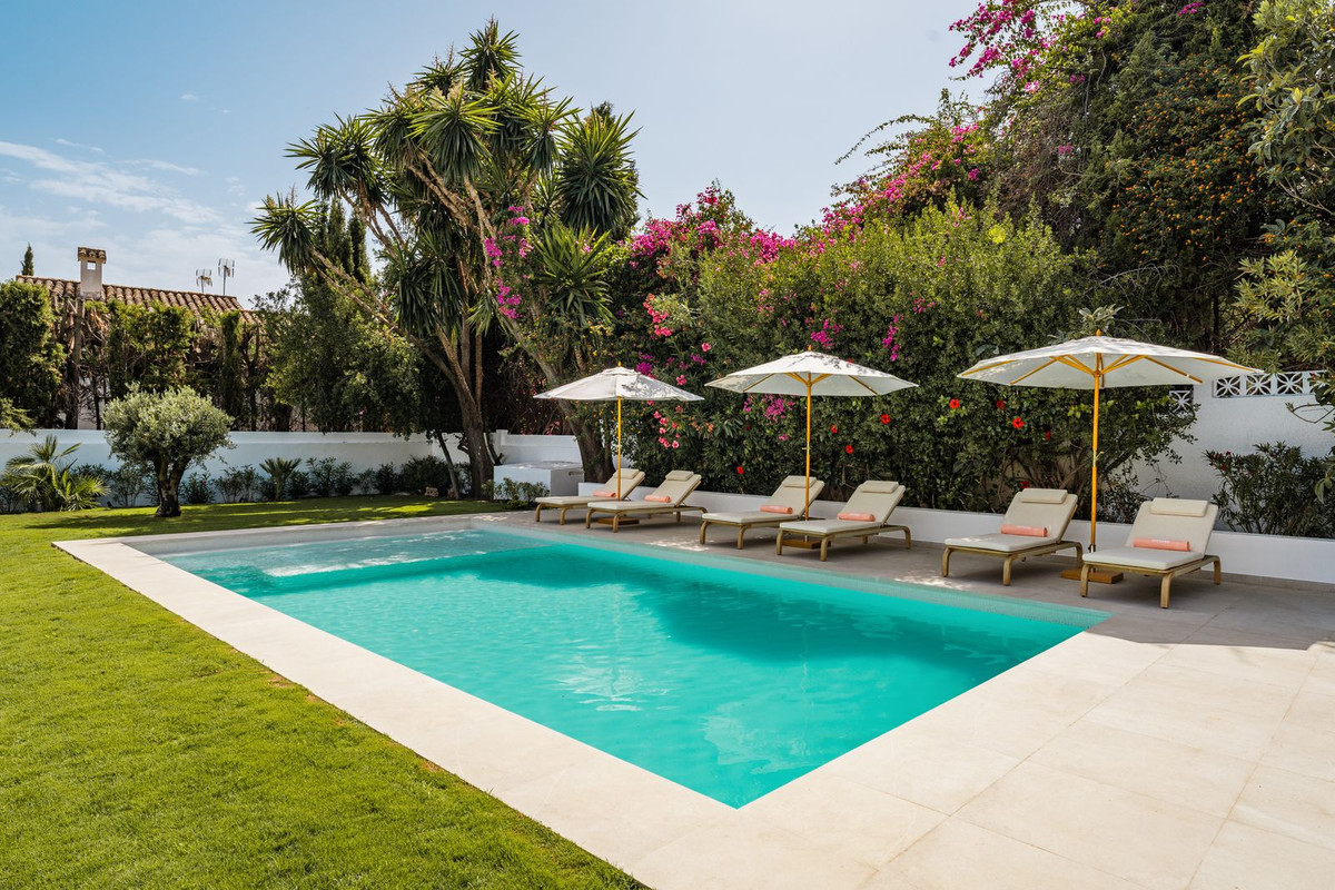 4 Bedroom Villa in Marbella - Photo 8