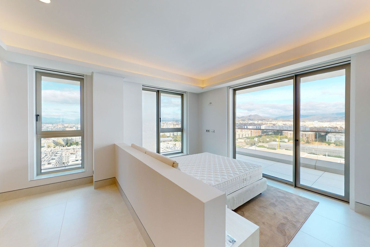 4 Bedroom Apartment in Málaga - Photo 27