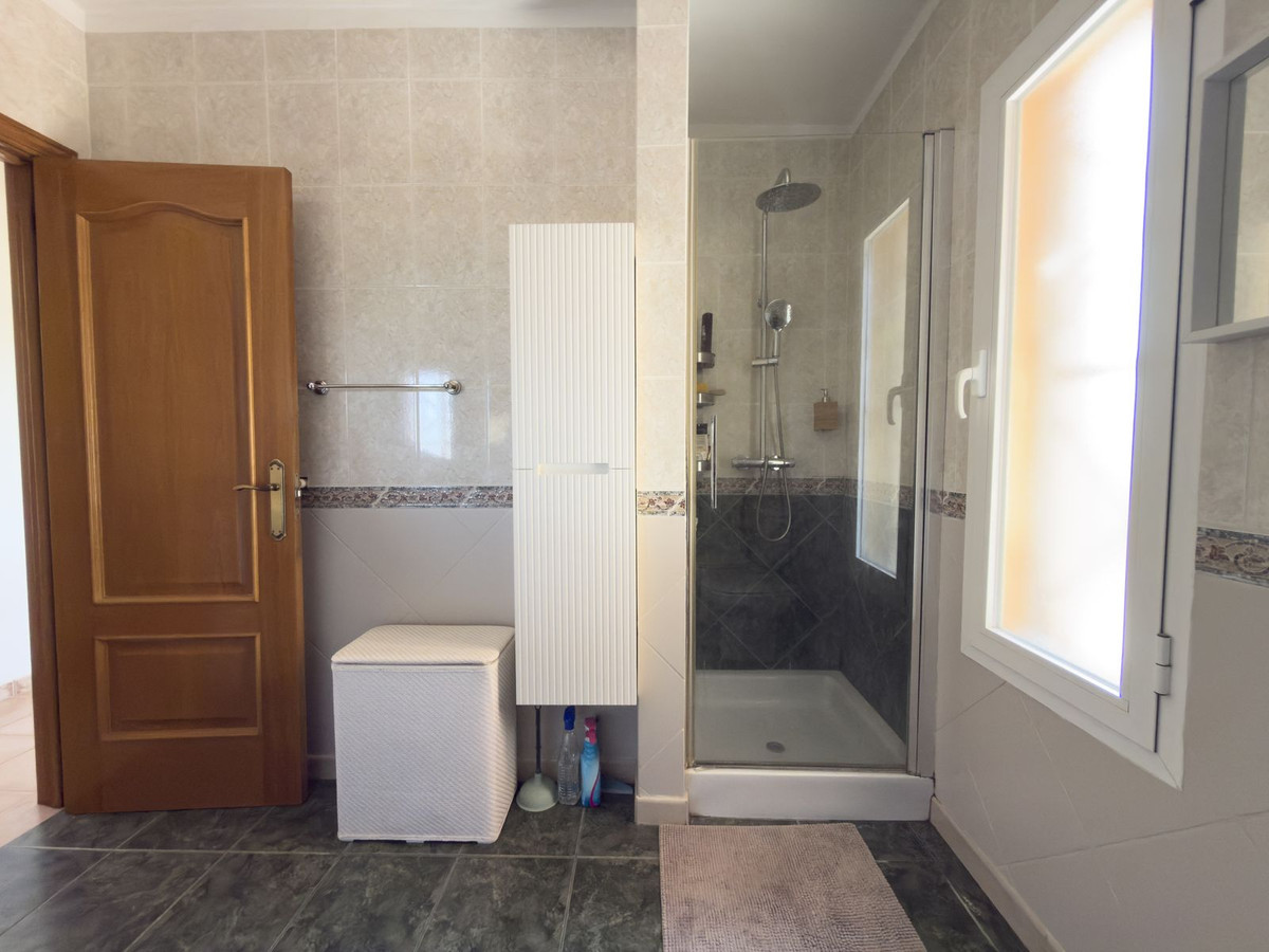 5 Bedroom Villa in Coín - Photo 33