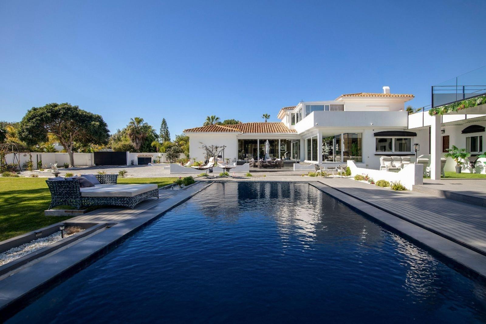 5 Bedroom Villa in Estepona - Photo 3