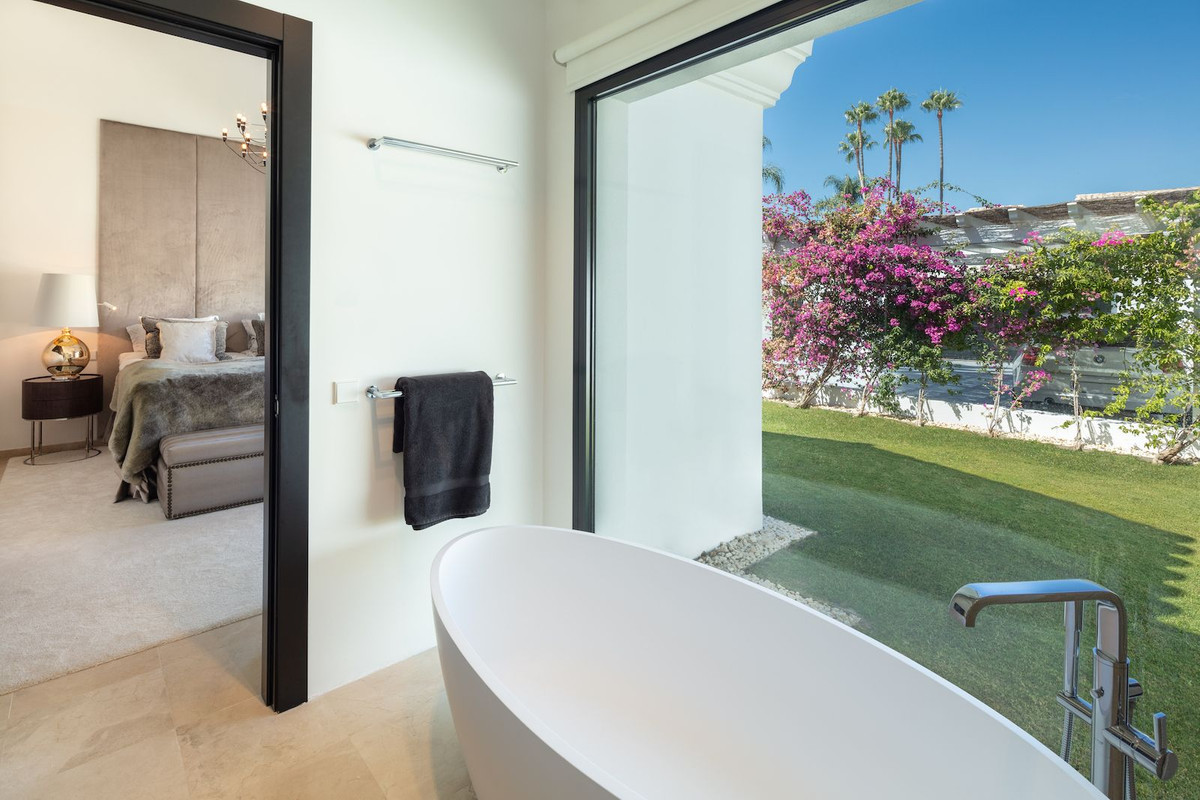 4 Bedroom Villa in Marbella - Photo 24