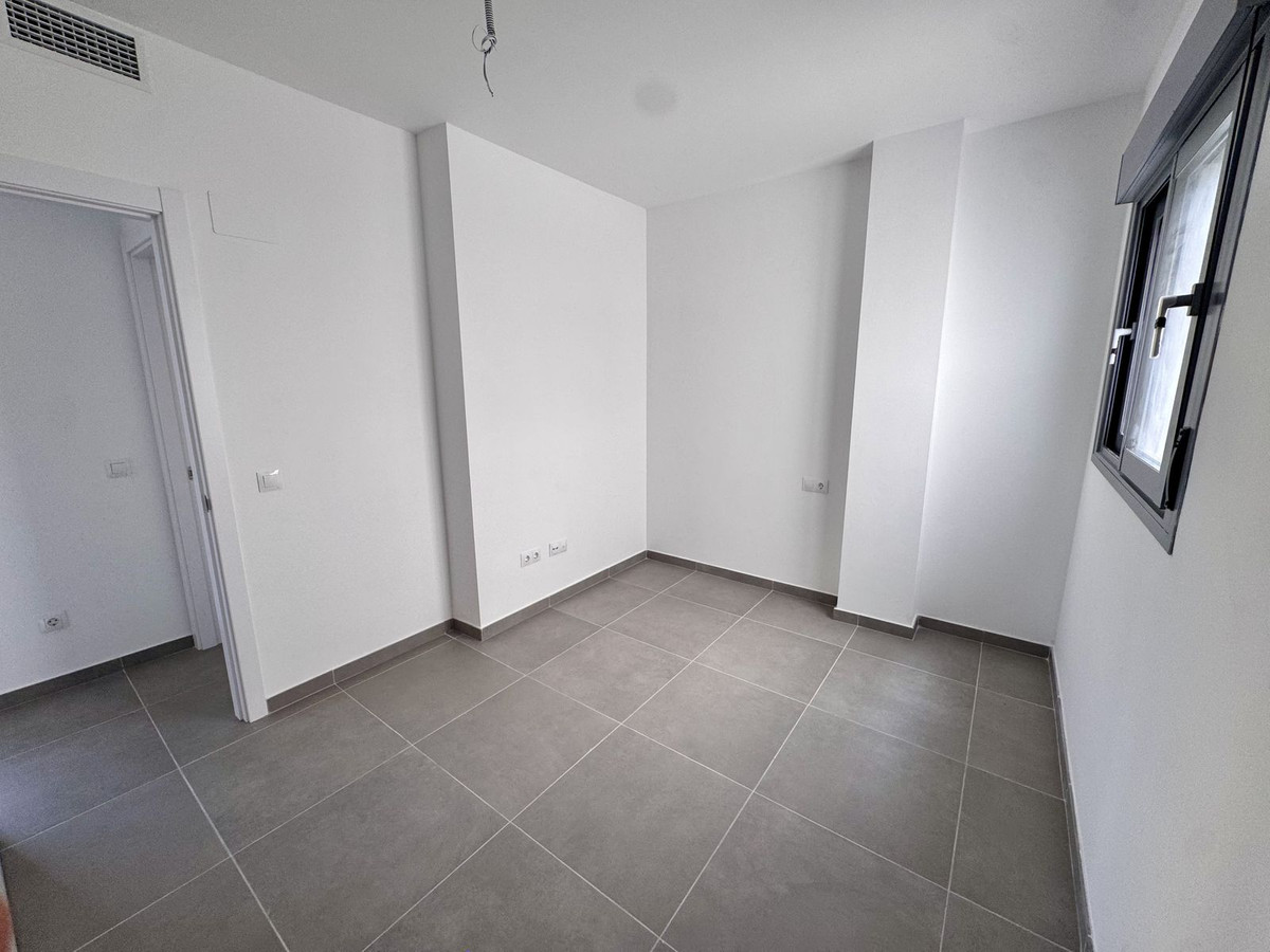 2 Bedroom Apartment in Benalmádena - Photo 34