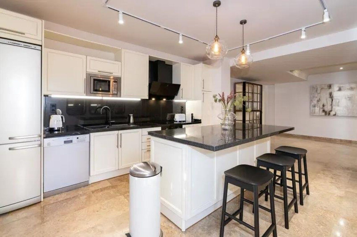 3 Bedroom Apartment in Marbella - Photo 6