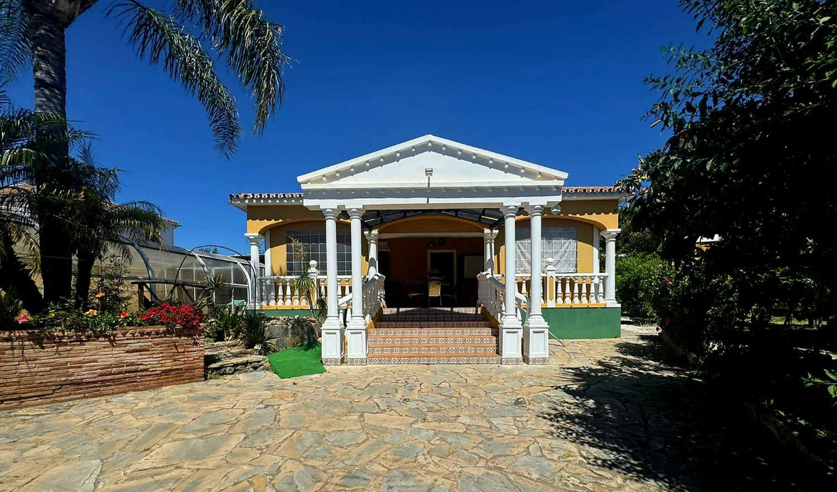 4 Bedroom Villa in Marbella - Photo 2